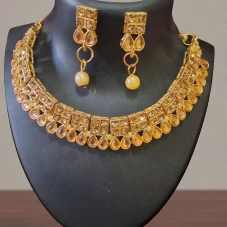 Elegant Traditional Gold-Tone Necklace Set with Teardrop Stones